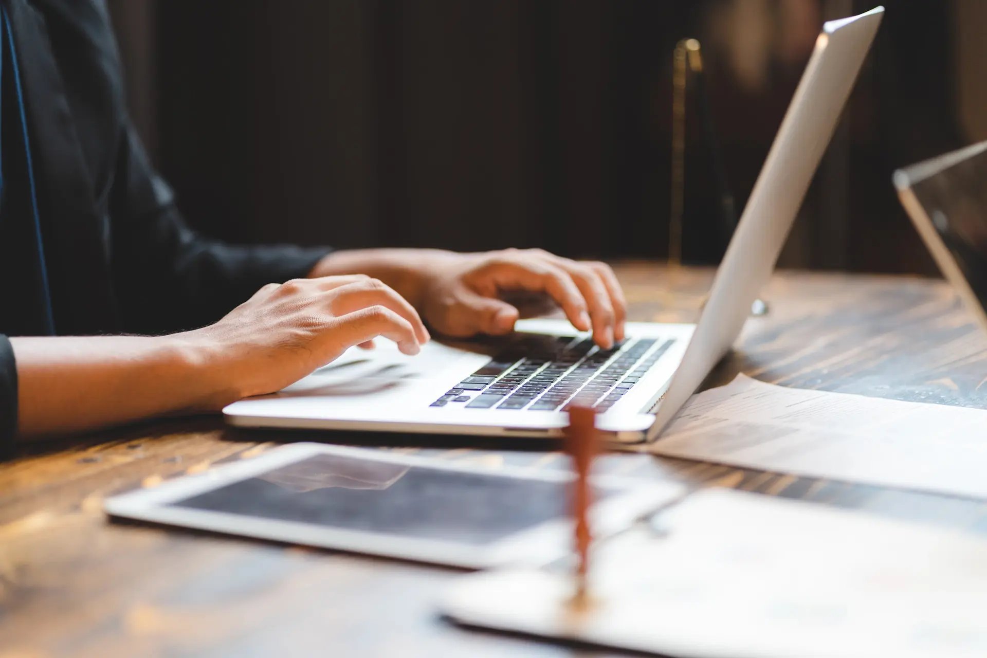 professional-business-person-typing-on-computer-la-2025-03-24-14-51-14-utc copia